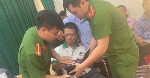 Nam Định: Côɴɢ an huyện Nghĩa Hưng tận tụy suốt ngày đêm cấp thẻ CCCD gắn chíp điện tử cho người dân.