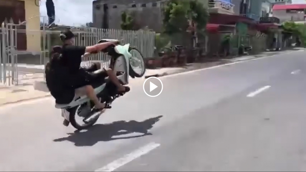 Nam Định : Đôi nam nữ bốc đầu xe máy 1 đoạn đường dài khiến nhiều người “choáng ngợp”