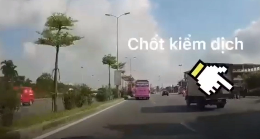 Bức xúc hành vi của xe khách BKS Nam Định vượt ẩu, đè mặt xe khách để né chốt kiểm dịch