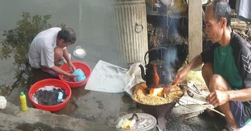 Làng thương vợ ở Việt Nam: Chồng lo cơm nước, nhà cửa, vợ chỉ việc ngồi chơi