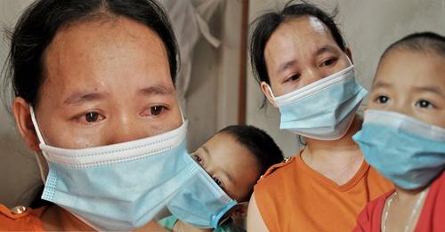 Thiếu 20 triệu đồng cắt lách cho con, mẹ nghèo Nam Định khóc cạn nước mắt