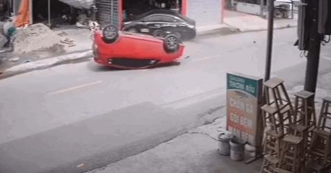 Nam Định: clip Đâm vào xe đang dừng đỗ, ô tô con lật như phim hành động