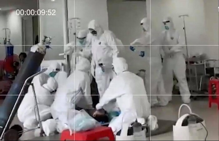 Khoảnh khắc các chiến sĩ áo trắng căng thẳng giành giật sự sống cho bệnh nhân mắc Covid-19