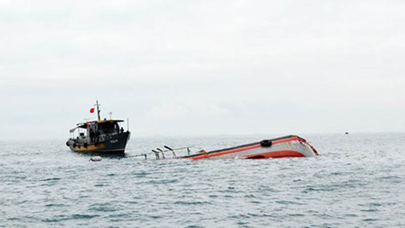 Nam Định : Hai tàu thủy va chạm, một tàu chìm kéo theo một thuyền viên mất tích