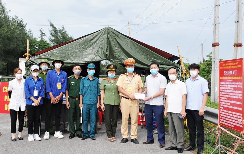 Nam Định : Hỗ trợ các chốt kiểm soát phòng chống dịch Covid-19 trên địa bàn huyện