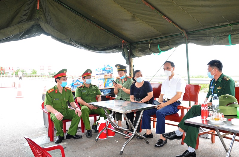 Nam Định : Lãnh đạo huyện cùng nhà hảo tâm thăm, tặng quà các chốt kiểm soát phòng, chống dịch trên địa bàn huyện.