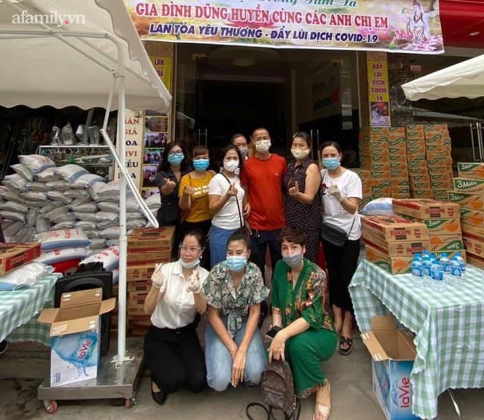 Một gia đình ở Nam Định mua 4 tấn gạo, 400 thùng mì tôm tặng cho bà con cùng thành phố gặp khó khăn vì dịch