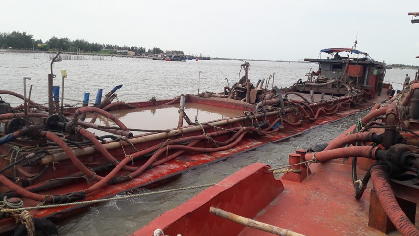 Nam Định: Bắt giữ 4 tàu siêu khủng hút trộm cát ngay gần kè biển tan hoang