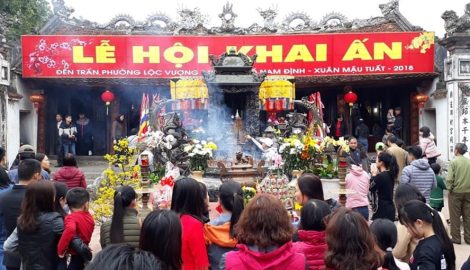 Đền Trần Nam Định tấp nập người đi lễ cầu may đầu năm