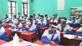 Học sinh Nam Định đội mũ chắn giọt bắn, đeo khẩu trang trong lớp
