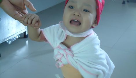 Bé Thảo My bị bỏng nồi canh đã được xuất viện về nhà