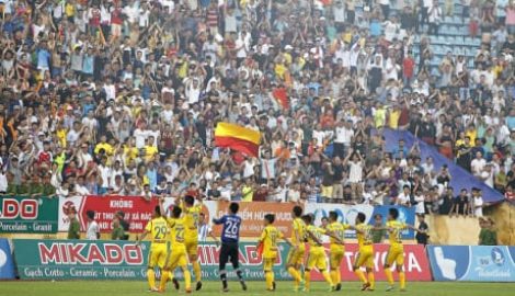 Thiên Trường mở hội, CĐV Nam Định tràn xuống sân đốt pháo ăn mừng