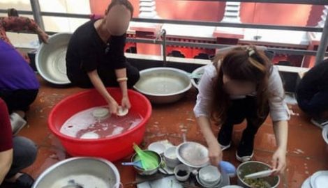 Đến nhà người yêu chơi, ‘tiểu thư nông thôn’ bị cả huyện người soi mói chuyện ăn cơm bằng thìa, rửa bát dùng găng tay
