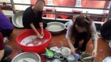 Đến nhà người yêu chơi, ‘tiểu thư nông thôn’ bị cả huyện người soi mói chuyện ăn cơm bằng thìa, rửa bát dùng găng tay