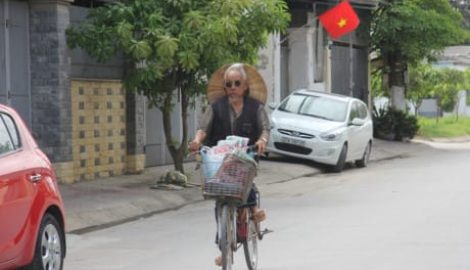 Nam Định: Trải lòng của cụ ông gần 30 năm đạp xe bán báo dạo