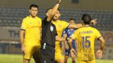HLV CLB Nam Định than phiền về trọng tài FIFA