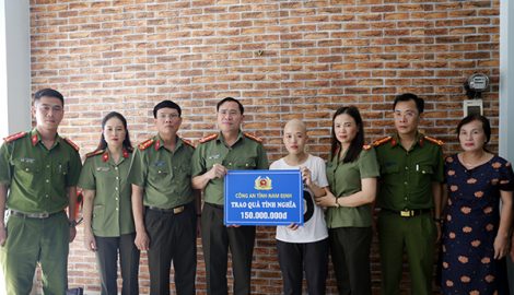 Công an tỉnh Nam Định trao 150 triệu đồng cho nữ cán bộ bị bệnh ung thư