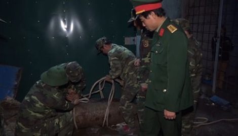 Phát hiện quả bom tại gia đình thu mua phế liệu ở Vụ Bản