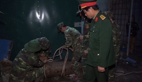Phát hiện quả bom tại gia đình thu mua phế liệu ở Vụ Bản