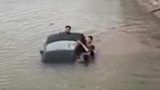 Nam Định: Ô tô lao xuống sông, người dân nhảy xuống đ.ập v.ỡ kính giải cứu tài xế