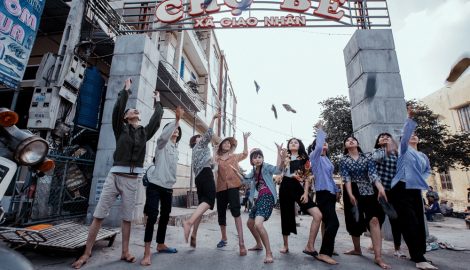 Bộ ảnh kỷ yếu tái hiện thời bao cấp CHẤT LỪ của học sinh Nam Định, ai xem cũng phải trầm trồ