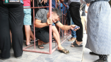Cụ ông 90 tuổi đội nắng xếp hàng, CĐV Nam Định chống nạng, chui rào mua vé trận gặp HAGL