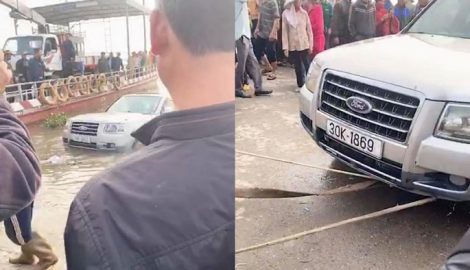 Ô tô đi đám cưới trôi tuột xuống sông ở Nam Định khiến 1 người tử vong
