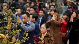 Hàng ngàn người chen chân về đền Trần trước giờ khai ấn