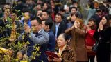 Hàng ngàn người chen chân về đền Trần trước giờ khai ấn