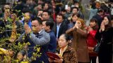 Hàng ngàn người chen chân về đền Trần trước giờ khai ấn