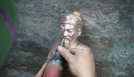 Một ngày ở làng nghề đúc tượng đồng “Hưng Đạo Đại Vương”