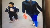 Bé trai bị mẹ “bỏ quên” giữa đường