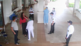 Đấm vào mặt bảo vệ bệnh viện khi được yêu cầu đo thân nhiệt sàng lọc COVID-19