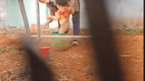 Clip người phụ nữ hành hạ “dã man” bé trai 2 tuổi khiến dân mạng dậy sóng Clip người phụ nữ hành hạ “dã man” bé trai 2 tuổi khiến dân mạng dậy sóng