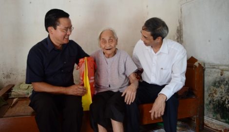 Phó Chủ tịch Nguyễn Văn Pha tặng quà gia đình thương binh, liệt sỹ tại Nam Định