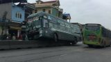 Va chạm với xe máy, ô tô khách lao thẳng lên dải phân cách giữa đường