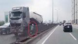2 cô gái phóng xe máy biển 18 ngược chiều ở đường trên cao, ô tô chạy 70km/h không đuổi kịp