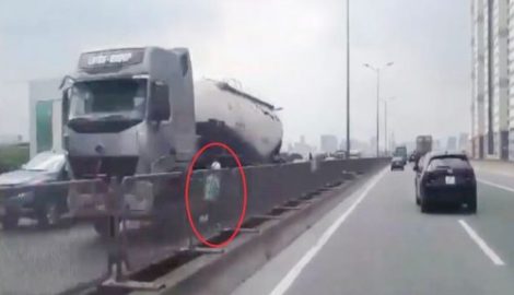 2 cô gái phóng xe máy biển 18 ngược chiều ở đường trên cao, ô tô chạy 70km/h không đuổi kịp
