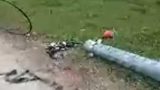 Bị cột điện đổ đè khi đang đấu dây, nam công nhân tử vong thương tâm