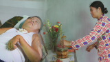 Cô gái trẻ đi làm nuôi cha nằm một chỗ thì gặp tai nạn dẫn đến tử vong, cả gia đình rơi vào bi kịch không lối thoát
