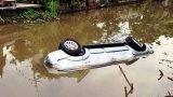 Nam Định: Ôtô mất lái lao xuống sông, 3 người thương vong