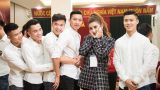 Huyền My khiến tuyển U23 Việt Nam ngại ngùng khi chụp hình