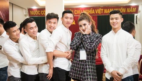 Huyền My khiến tuyển U23 Việt Nam ngại ngùng khi chụp hình