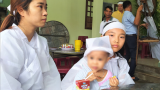 Đôi vợ chồng tử vong vì nước lũ, con gái 2 tuổi ngơ ngác trong đám tang: “Thôn nghèo hôm nay nhiều người khóc quá…”