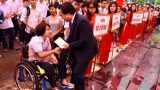 Nam Định: ‘Nữ sinh đặc biệt’ của Đại học Bách khoa được Bộ trưởng tặng quà