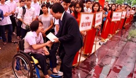 Nam Định: ‘Nữ sinh đặc biệt’ của Đại học Bách khoa được Bộ trưởng tặng quà