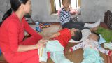 Mẹ nghèo khóc nghẹn trước cảnh 2 con bại não, 1 con bị ô tô đâm