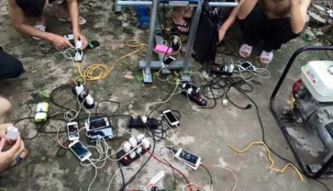 Chùm ảnh: Người dân Nam Định “khát điện” sau bão số 1