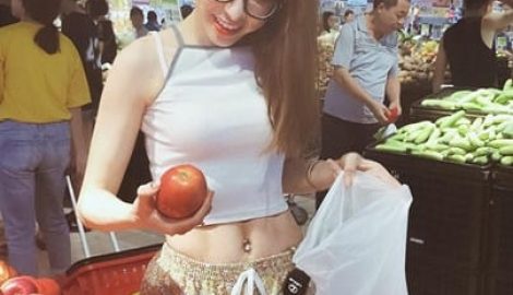 Vòng eo tuyệt mỹ của 9X Nam Định được báo TQ khen ngợi