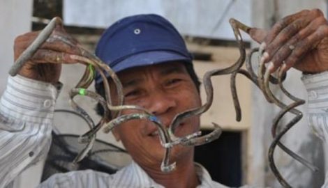 Cận cảnh bộ “móng tay quỷ” của người đàn ông ở Nam Định